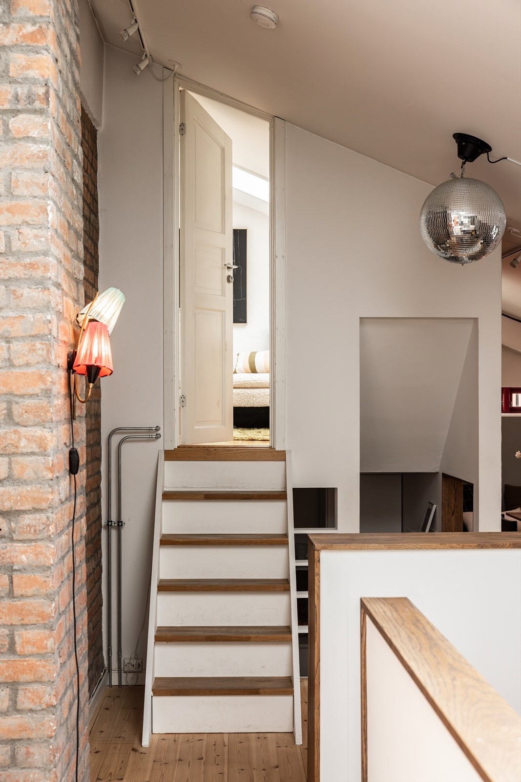 Dette er en bolig utenom det vanlige, med etasjer- og halvetasjer som gir både sjarm og en smart utnyttelse av arealene! Galleribilde