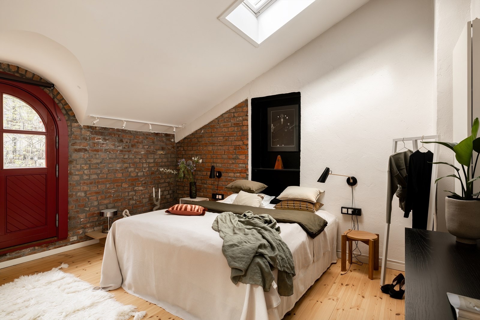 Svært romslig hovedsoverom med god takhøyde og utgang til balkong. Galleribilde