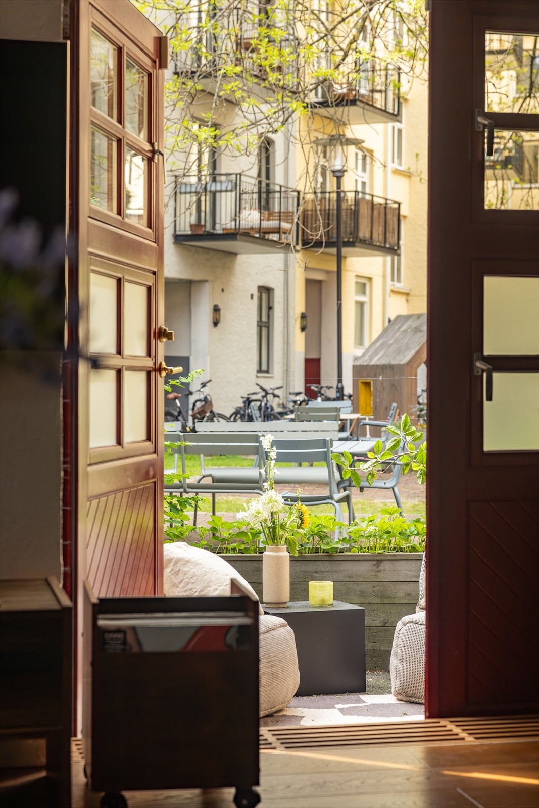 Fra stuen er det utgang til en nydelig, delvis overbygget uteplass. Galleribilde