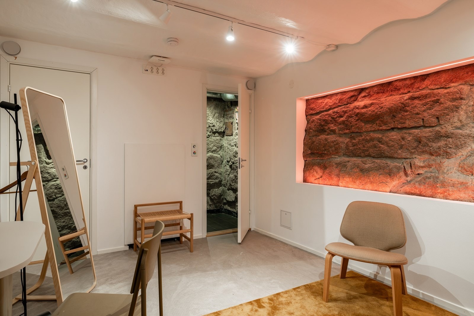 Merk at rommet per i dag ikke er godkjent for varig opphold, da det mangler vindu. Vindu kan settes inn av ny eier om ønskelig. Se mer informasjon under "ferdigattest" i salgsoppgaven. Galleribilde