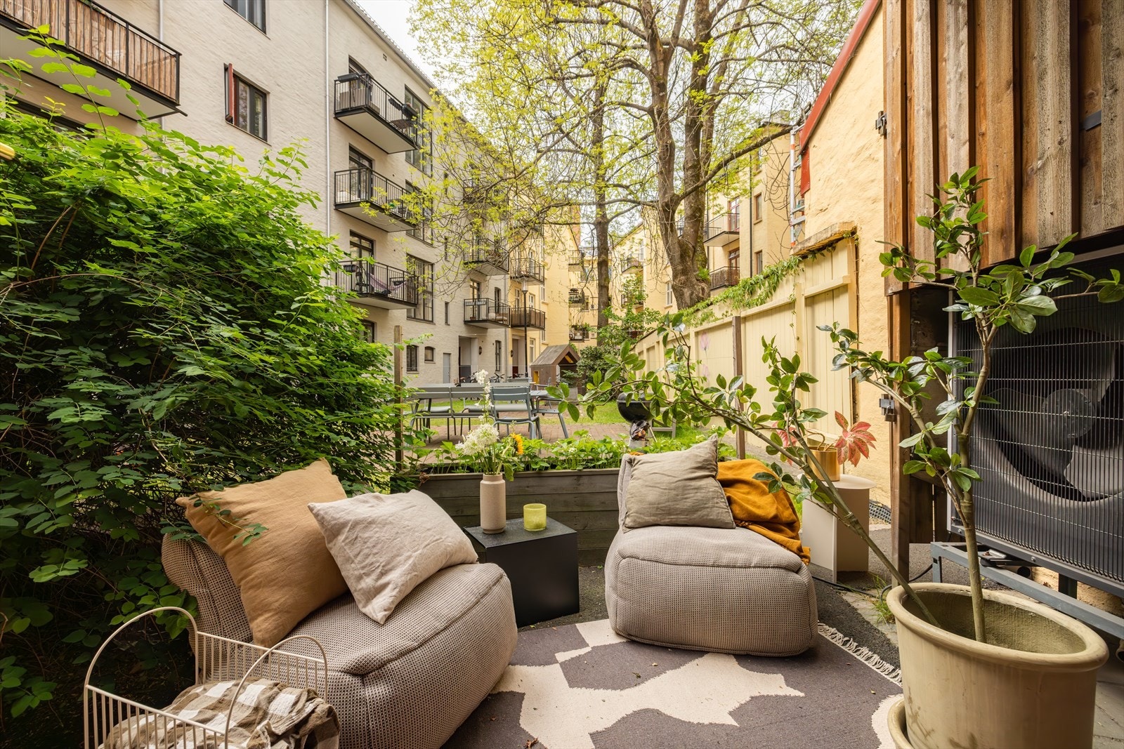 Denne boligen har totalt tre uteplasser som alle vender ut mot en rolig og skjermet bakgård. Galleribilde