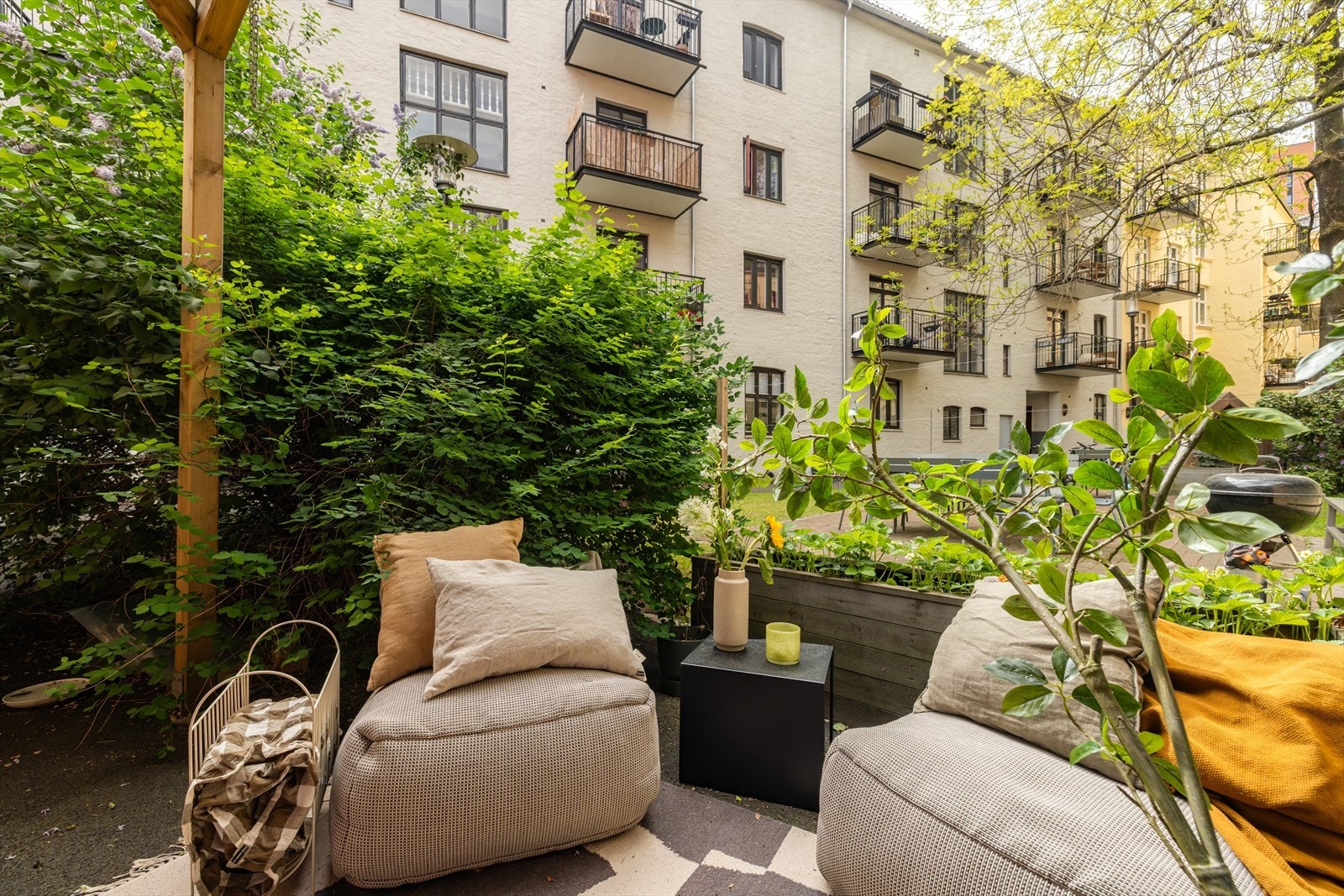 Denne lune og skjermede sonen er beplantet med blomsterkasser og grønt, og byr på fine solforhold og en hyggelig atmosfære. Galleribilde