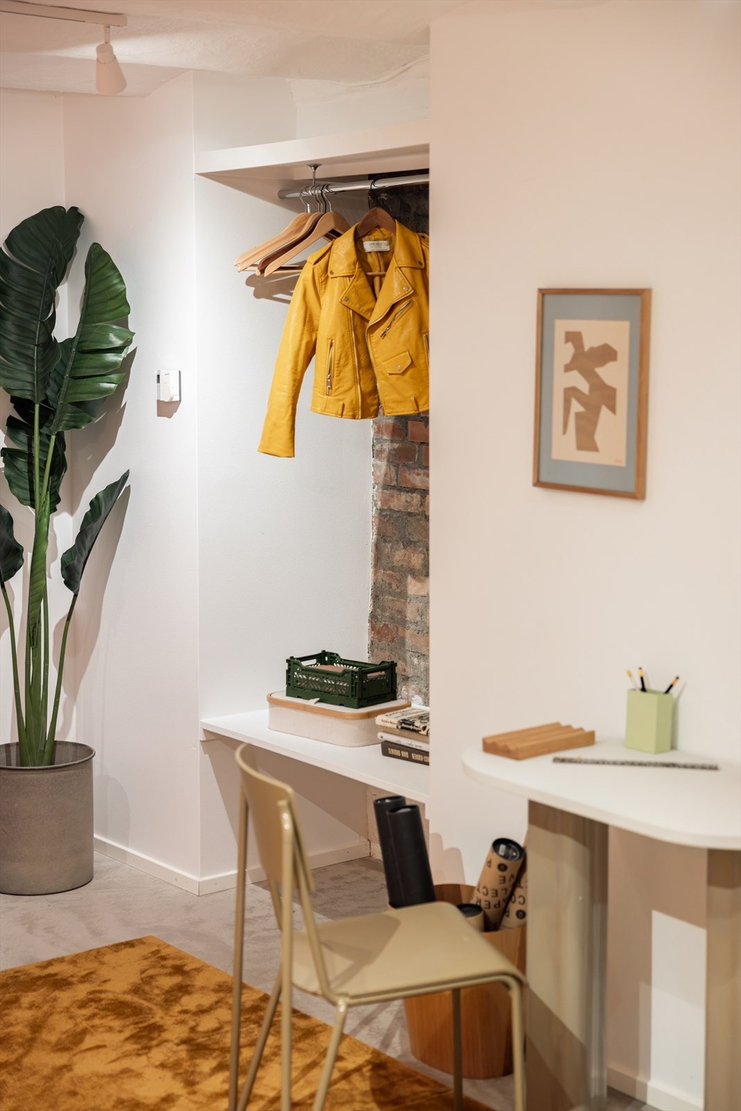 Eier har fått godkjent å sette inn vindu eller grave inn inngangsparti til underetasjen. Galleribilde