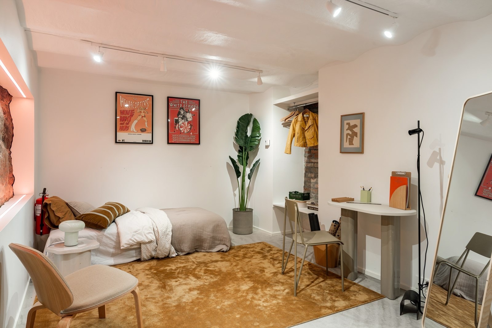 Trivelig og fleksibelt rom i kjeller med downlights i himling. Perfekt som kjellerstue, hobbyrom eller gjesterom. Galleribilde