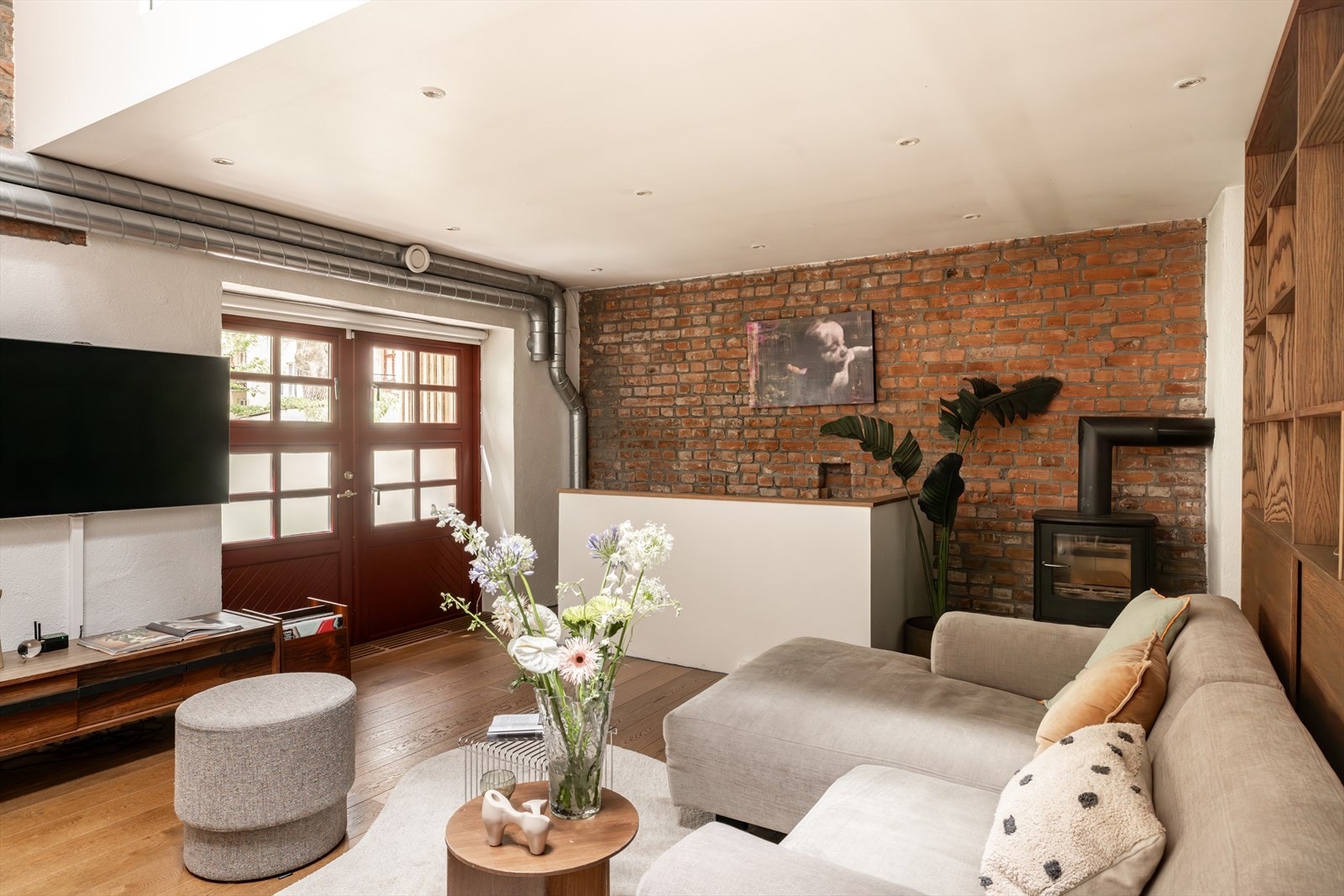 Lekker stue med en-stavs eikeparkett og vannbåren gulvvarme. Galleribilde