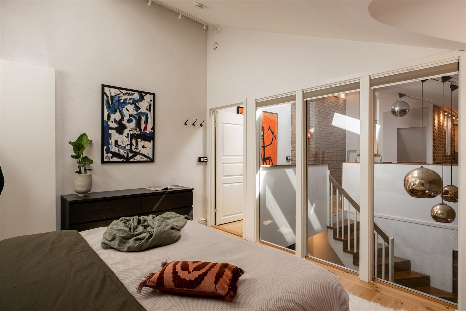 Tre store vinduer ut mot trappeløpet gir en god følelse av åpenhet. Galleribilde