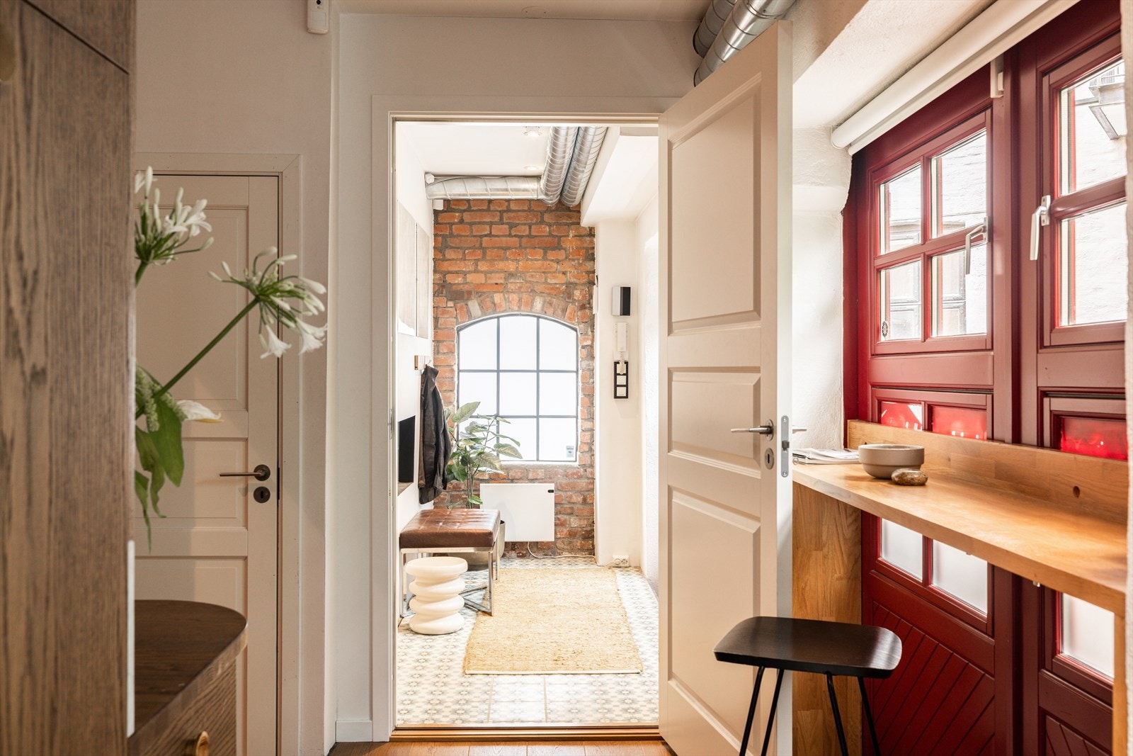 Unike detaljer som teglsteinsvegg, glassbyggerstein og stort buet vindu gir et karaktersterkt førsteinntrykk. Galleribilde