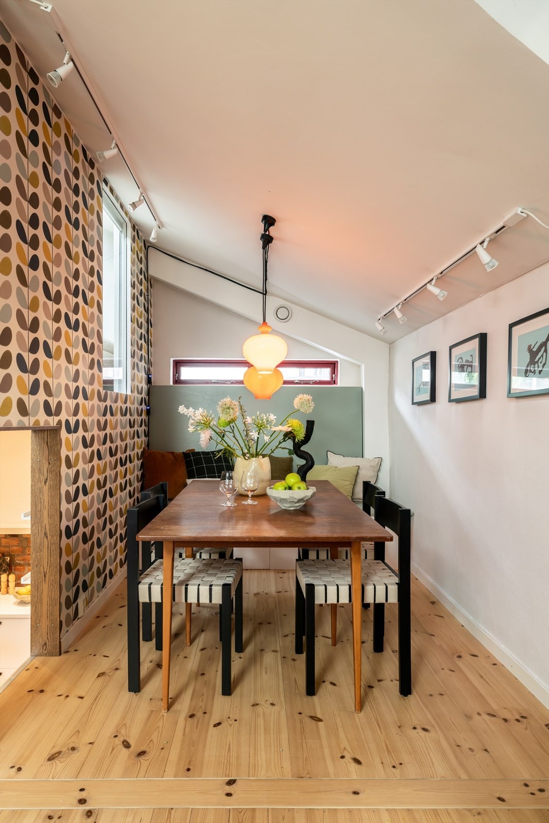 I tilknytning til kjøkkenet ligger spiseområdet, med god plass til langbord og plassbygget benk for ekstra sitteplasser. Galleribilde