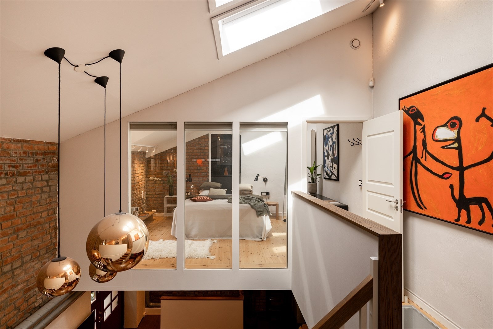 Det er montert persienner på vinduene. Galleribilde