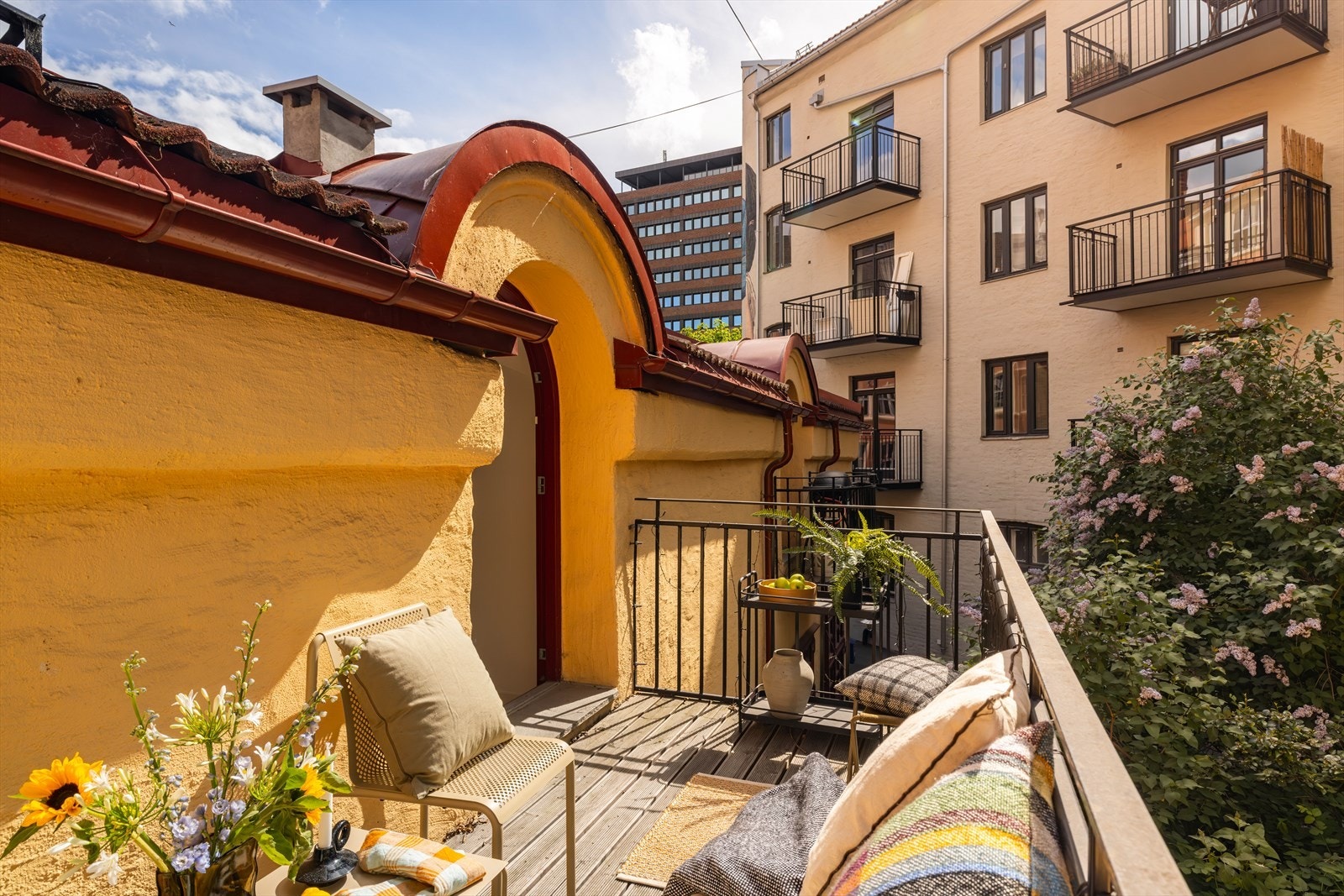 Fra soverommet er det utgang til en sørvestvendt balkong på ca. 7 kvm. Galleribilde