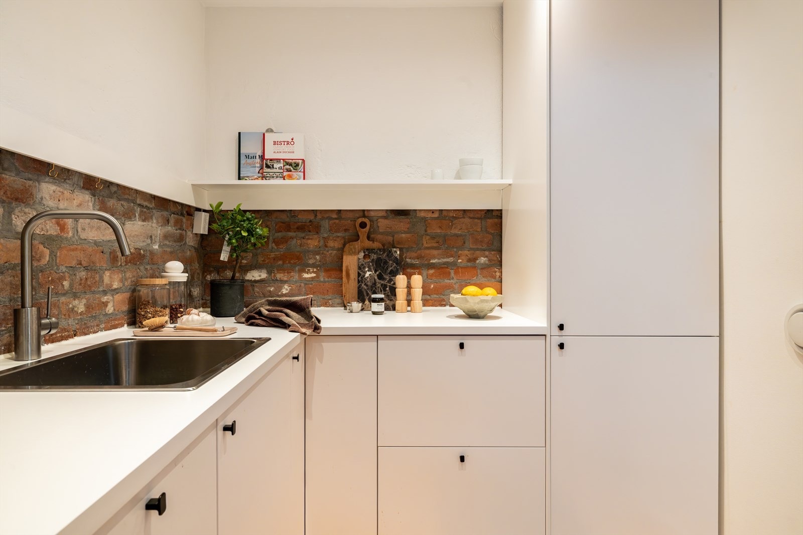 Integrerte hvitevarer som kjøl/fryseskap, oppvaskmaskin, platetopp og stekeovn medfølger. Galleribilde