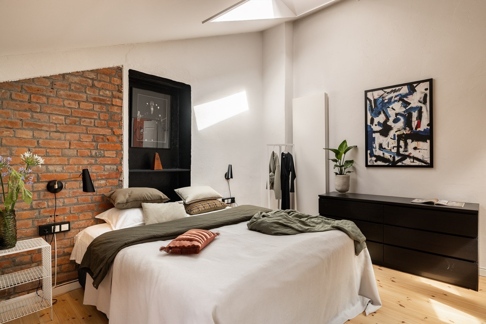 Takvinduet på soverommet gir i ekstra dagslys inn. Galleribilde