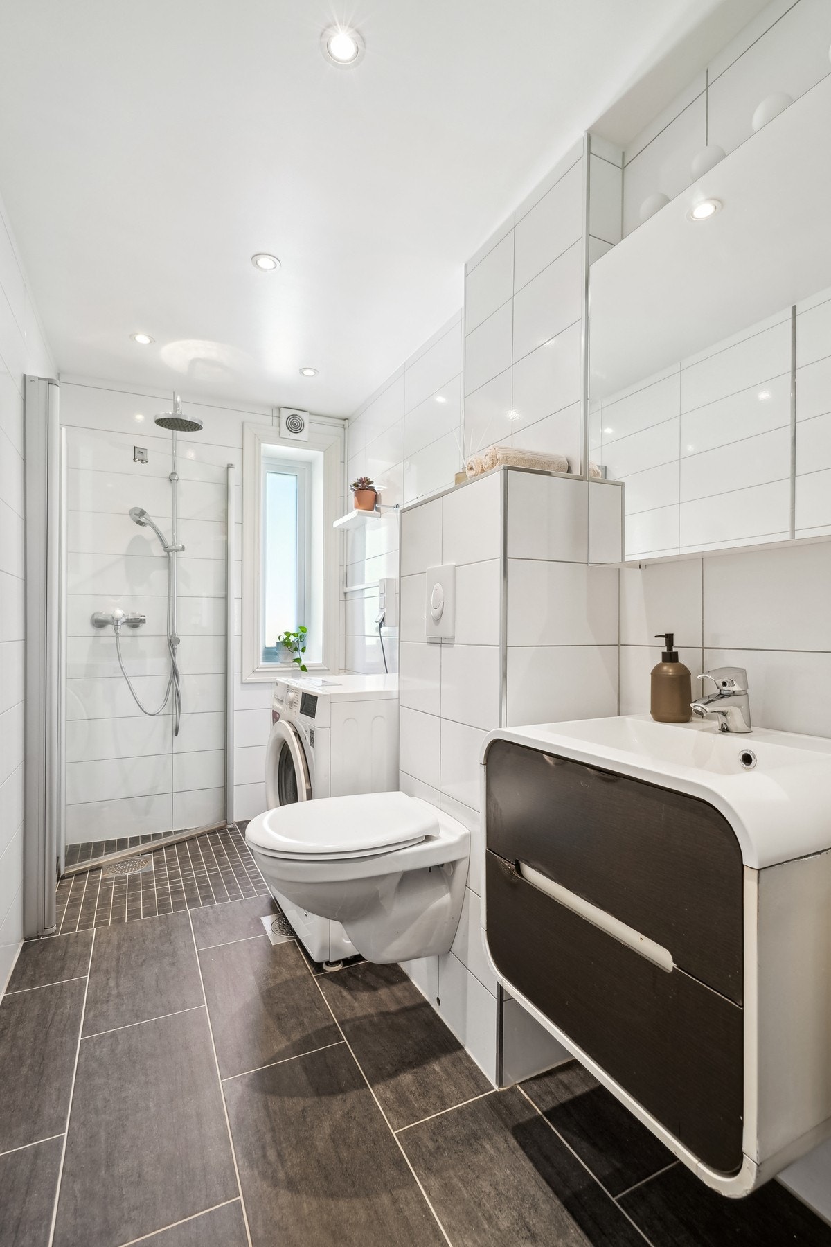 Flott helfliset bad med gulvvarme og opplegg for vaskemaskin. Galleribilde