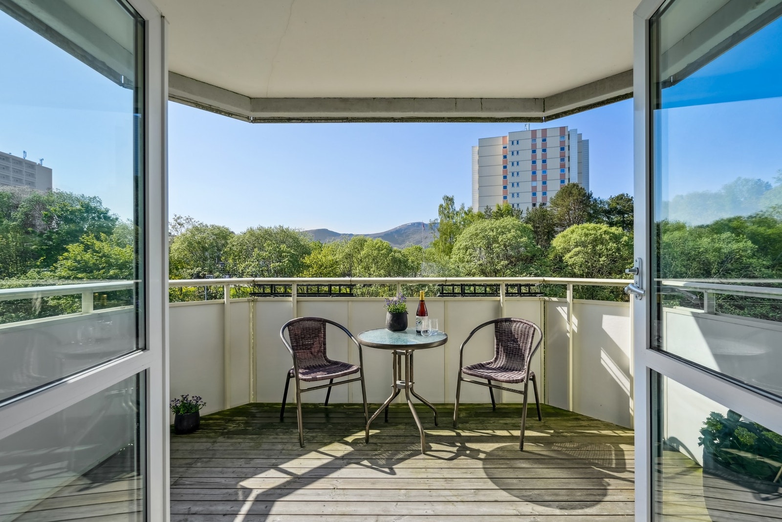 Romslig, sydvendt balkong med gode sol- og utsiktsforhold. Galleribilde