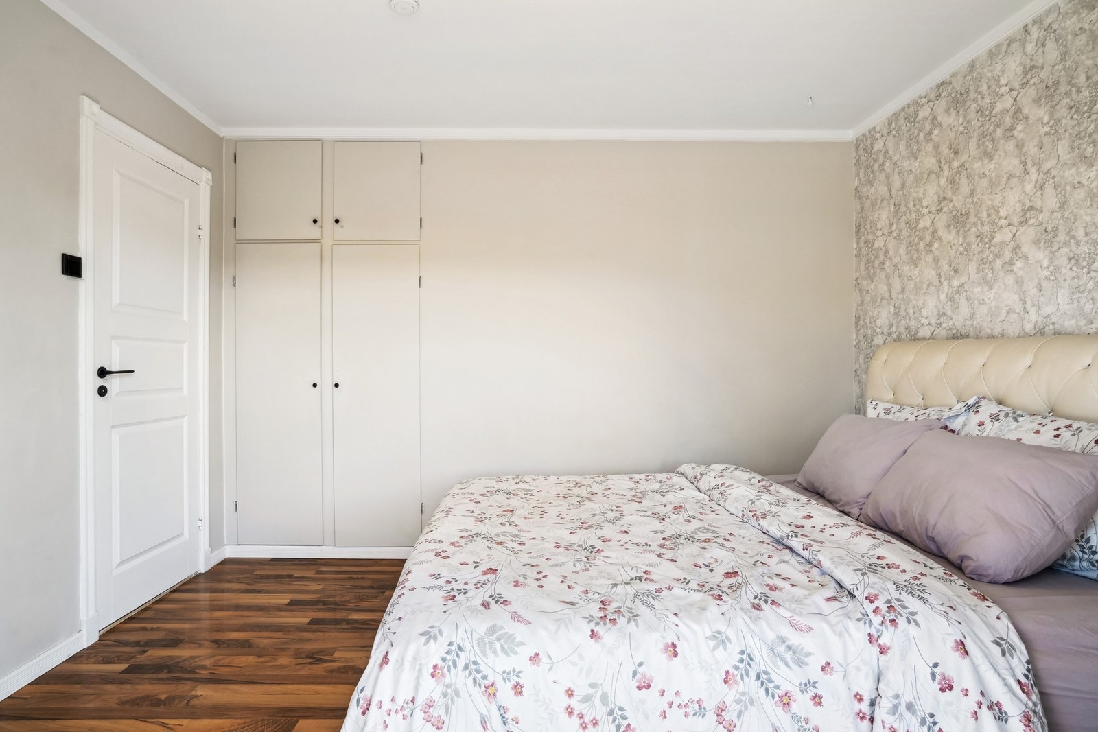 Det første soverommet er på 10 kvadratmeter, og med plassbygde skap får du god plass til garderoben. Galleribilde