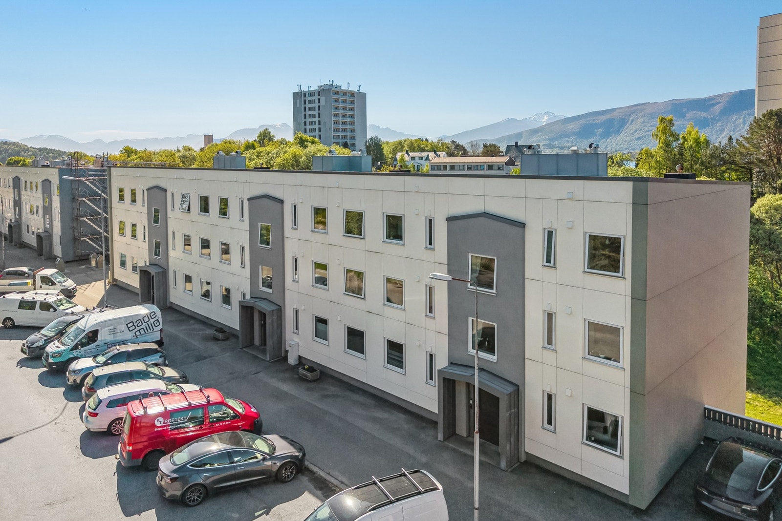 Fasade sett fra øst. Rikelig med parkeringsmuligheter rett utenfor bygget. Velkommen til visning - husk påmelding! Galleribilde