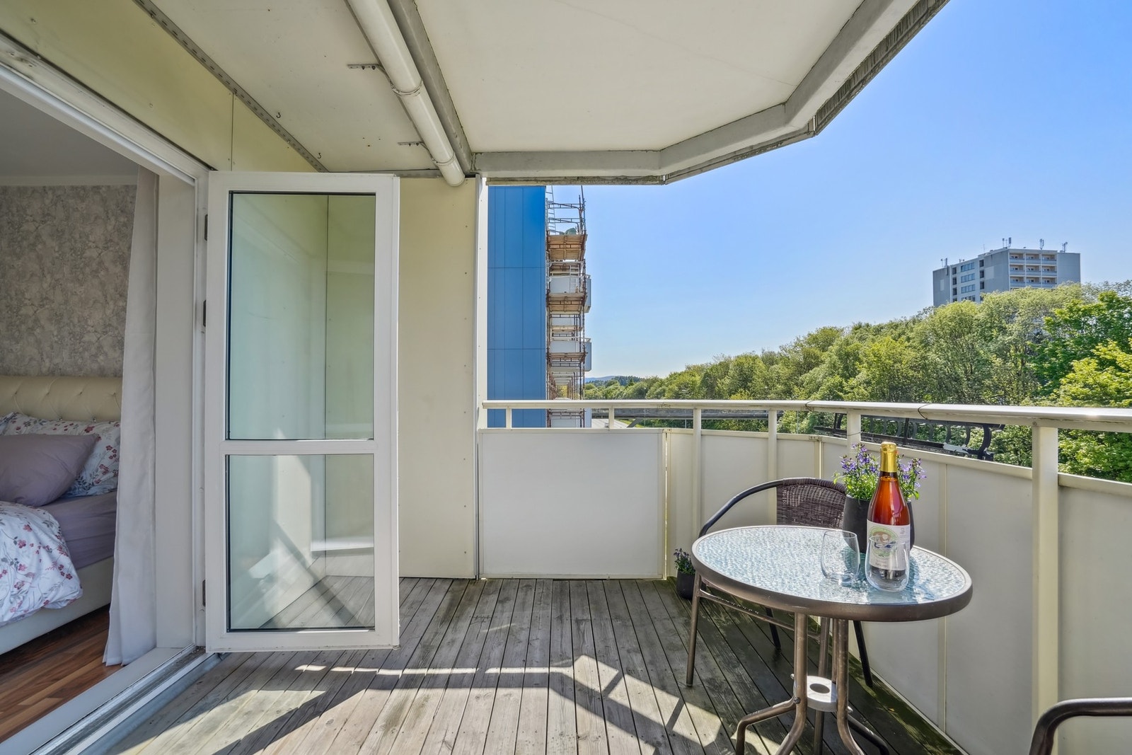 Balkongen har god plass til utemøbler. Galleribilde