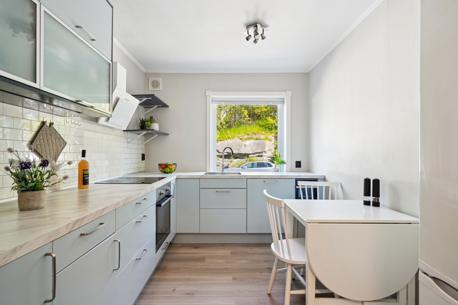 Kjøkkenet er lekkert, med innredning fra Epoq (2022) og utstyrt med flere integrerte hvitevarer. Galleribilde