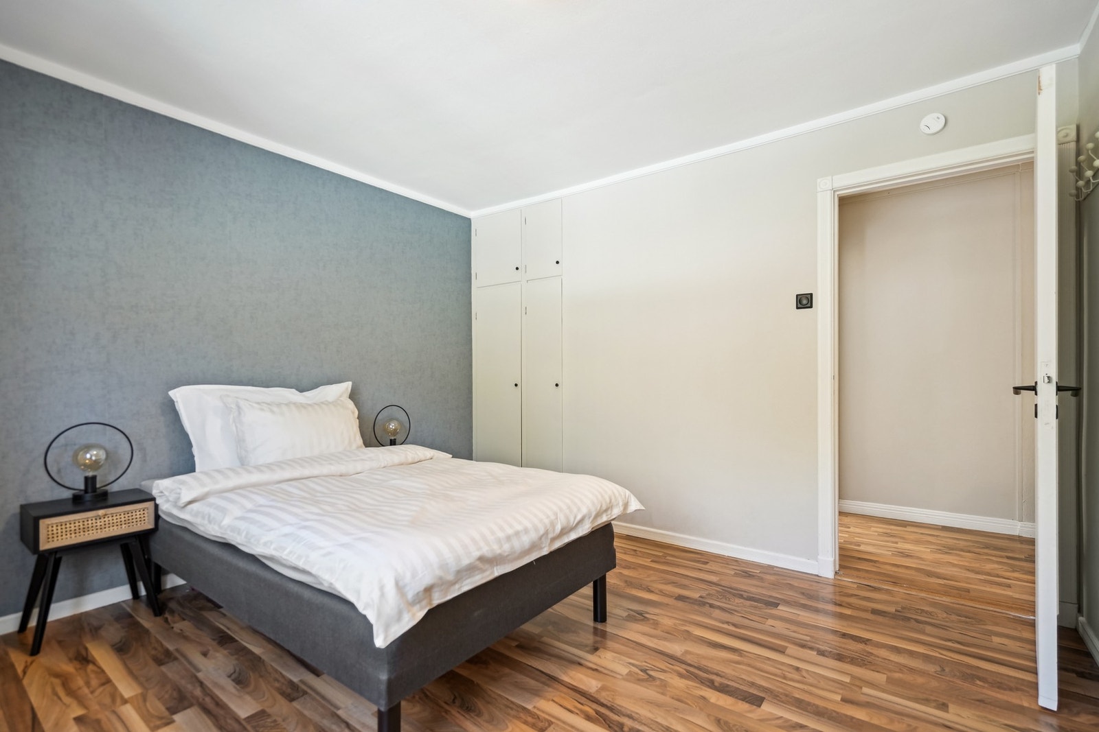 Soverom 2 er på hele 13 kvadratmeter og har også en plassbygd garderobeløsning. Galleribilde