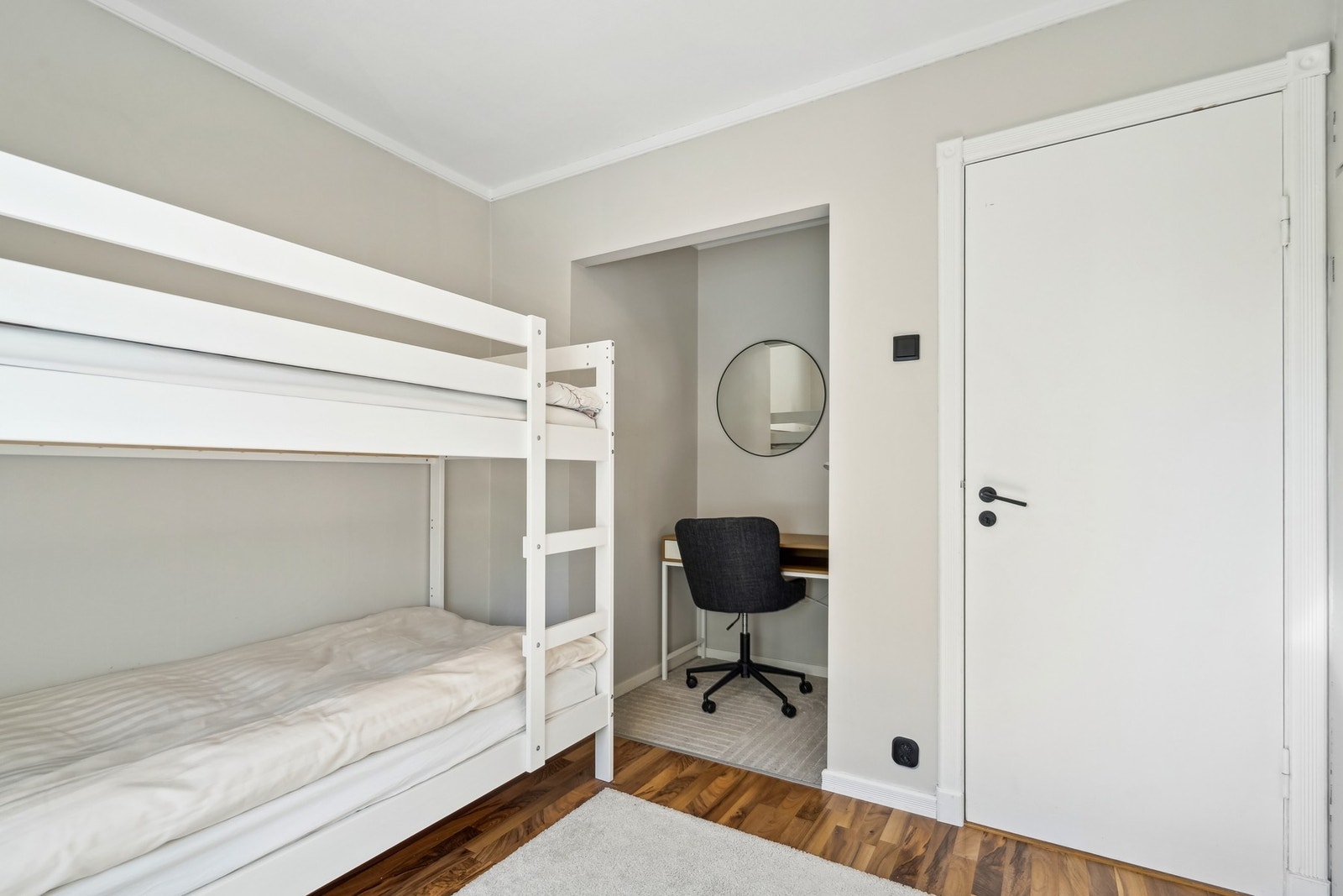 Det tredje soverommet inneholder en praktisk nisje, optimalt som et lite kontor. Galleribilde