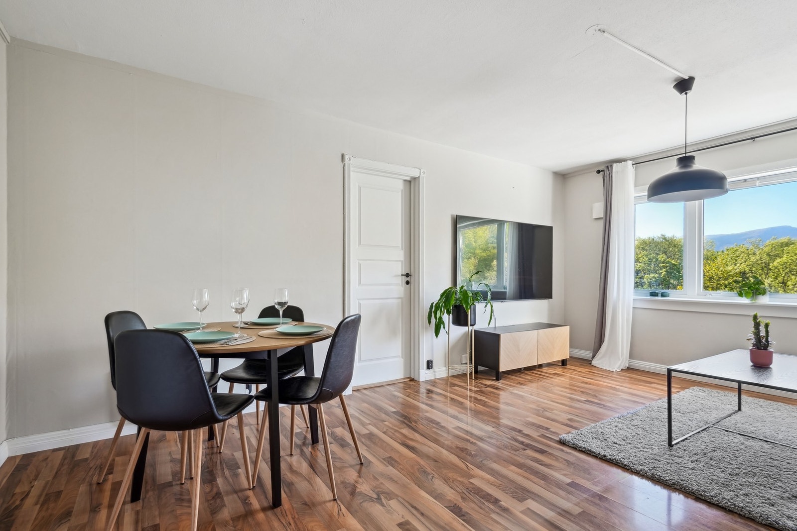 Fra stuen er det tilkomst til ett av tre soverom. Galleribilde