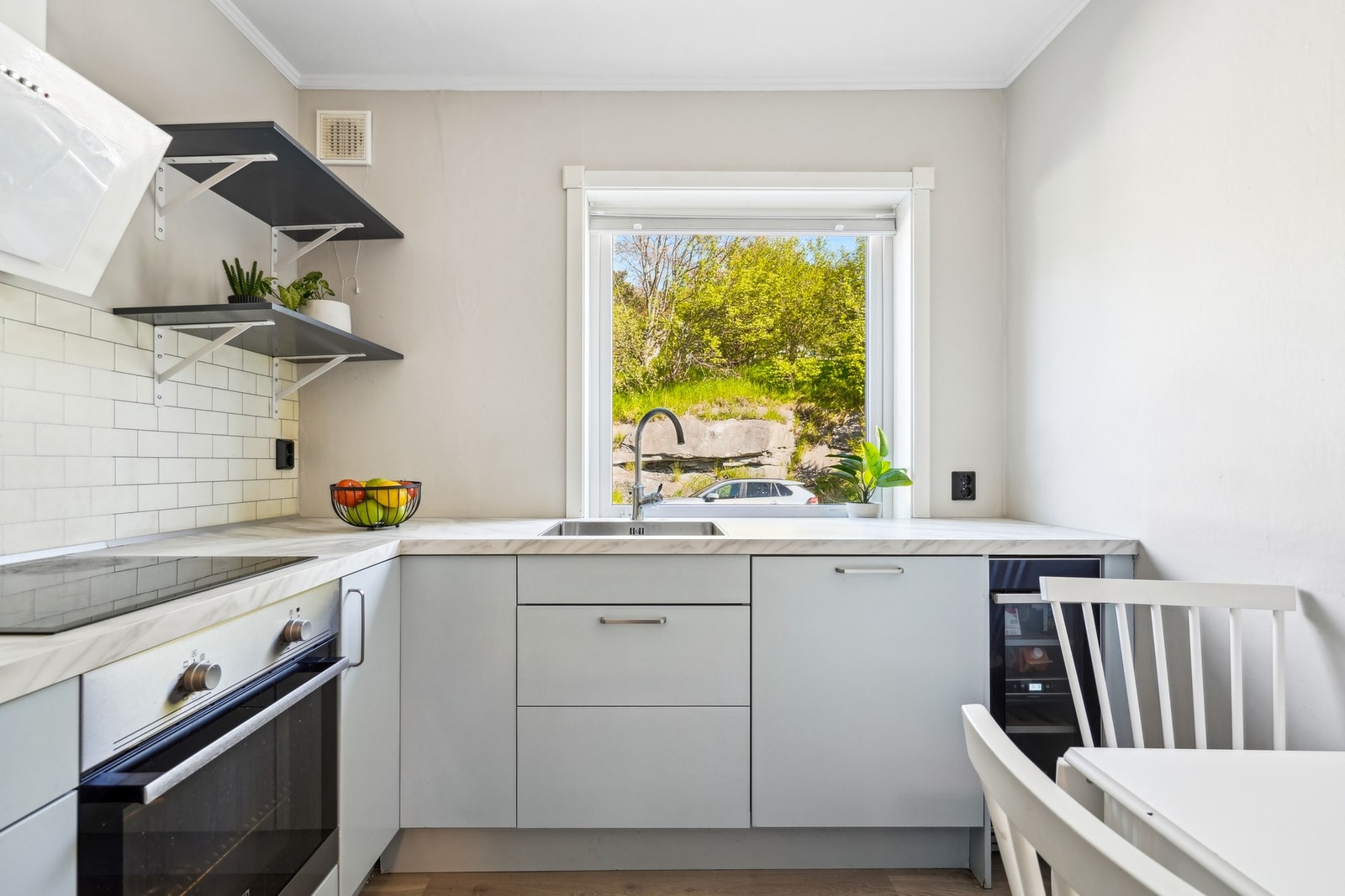 Integrert stekeovn, platetopp, oppvaskmaskin og vinskap. Galleribilde