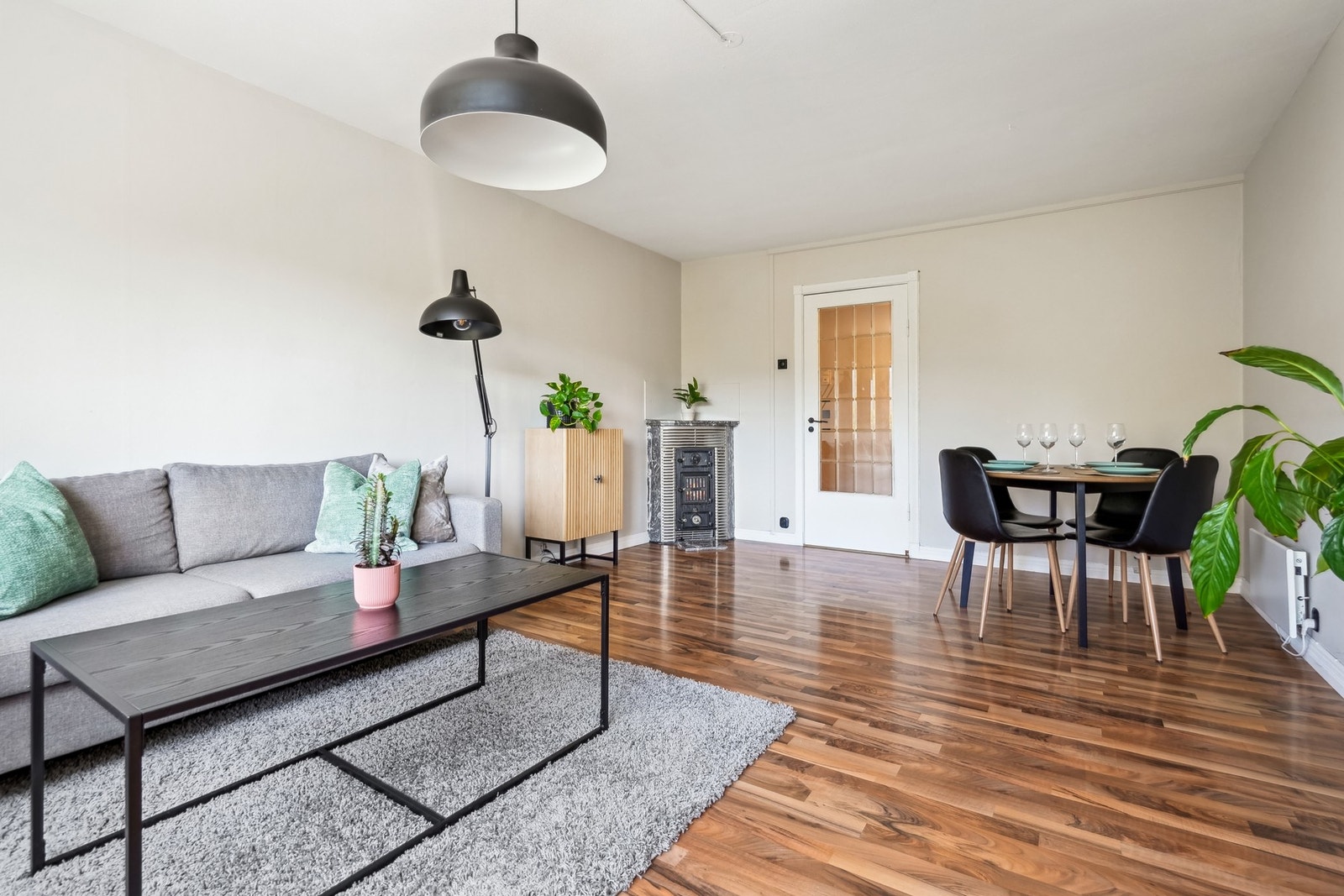 Leiligheten varmes opp med vedfyring, alternativt elektriske panelovner. Galleribilde