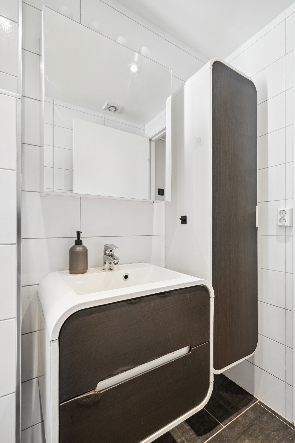 Baderommet ble oppgradert i 2012 ifølge eier, og Bravida utførte arbeidet. Galleribilde