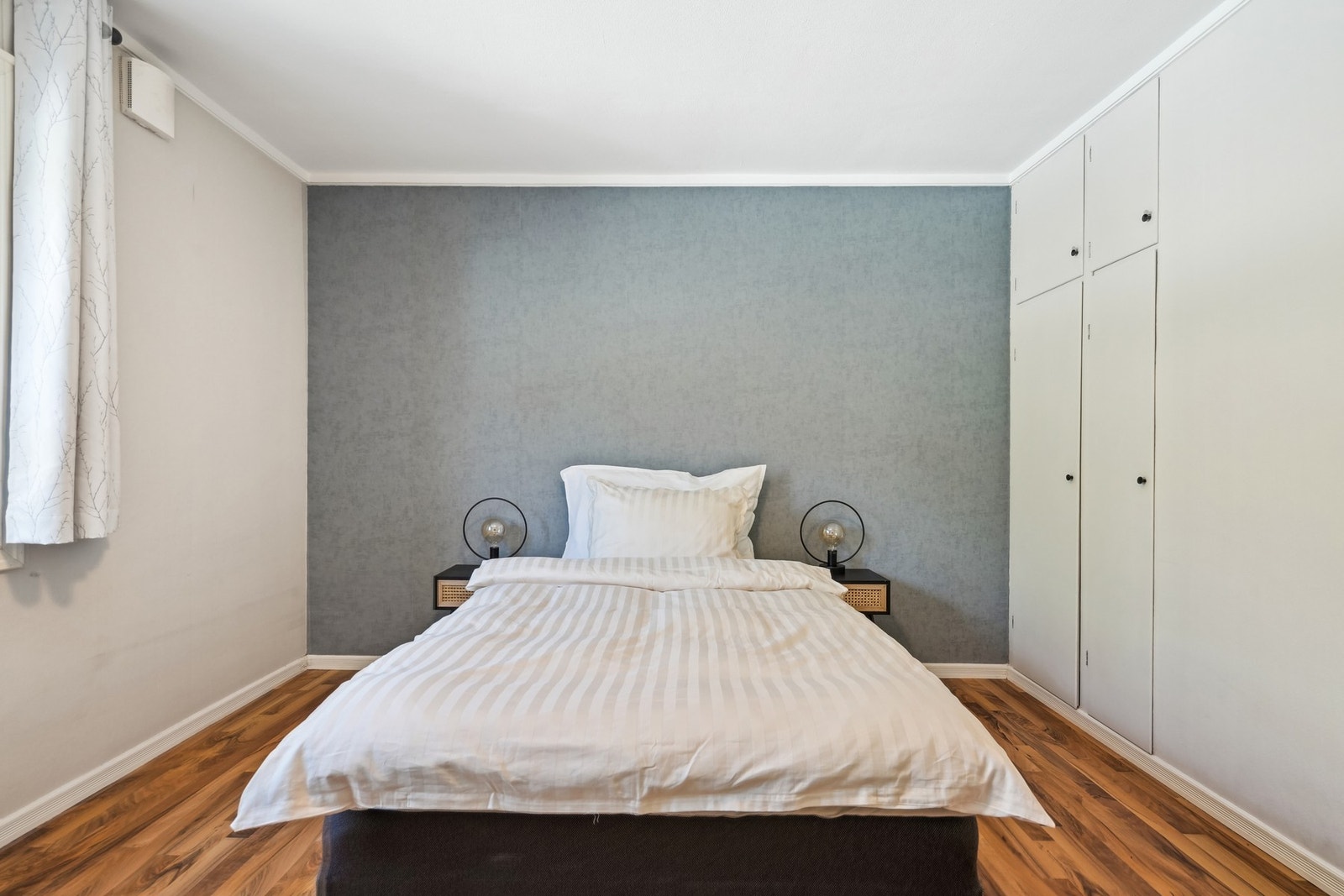 Rikelig plass til en seng av god størrelse. Galleribilde