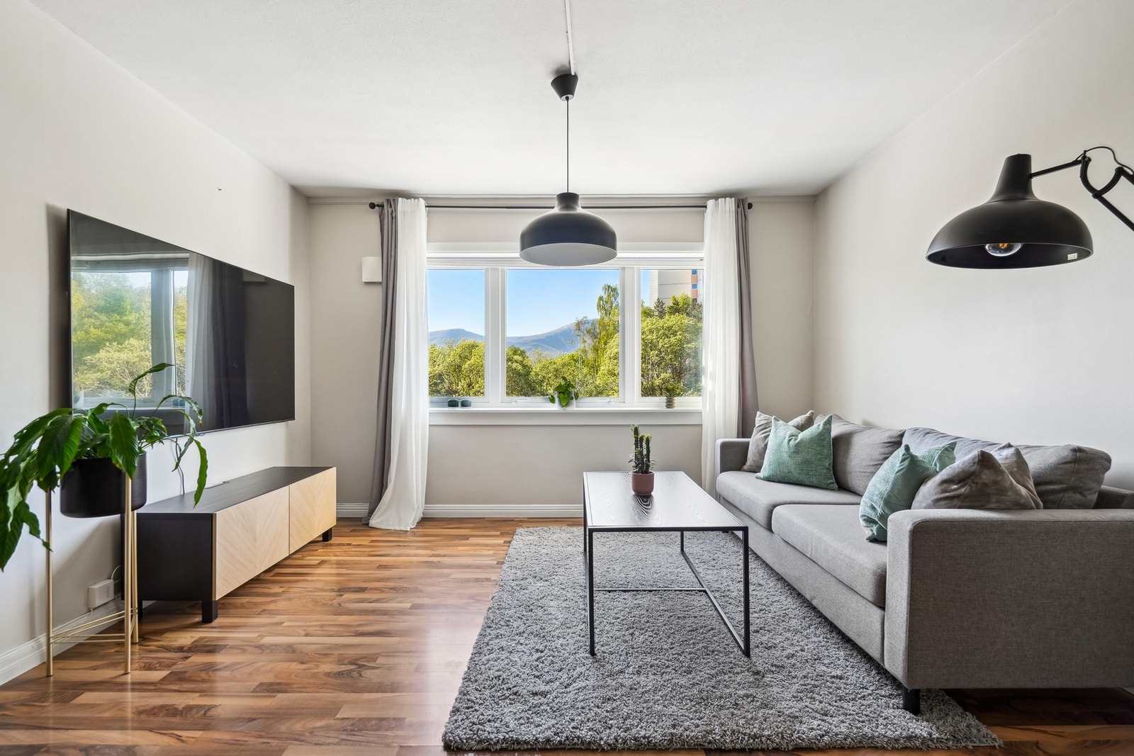 Stuen har en god størrelse og byr på rikelige møbleringsmuligheter. Galleribilde