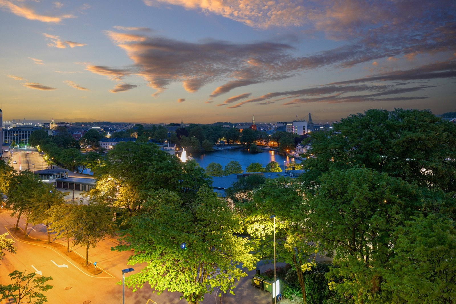 Mot nordøst ser man Breiavannet og ned mot byen. Galleribilde