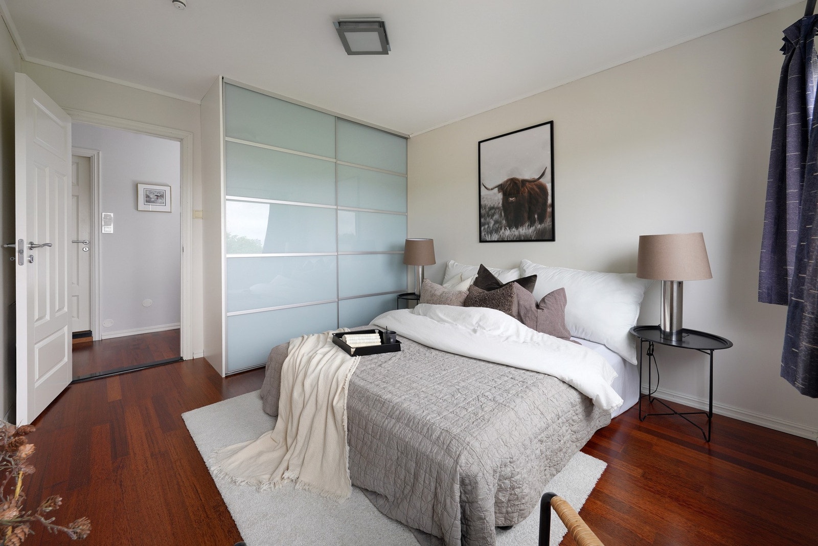 Stort garderobeskap her som medfølger i handelen. Galleribilde