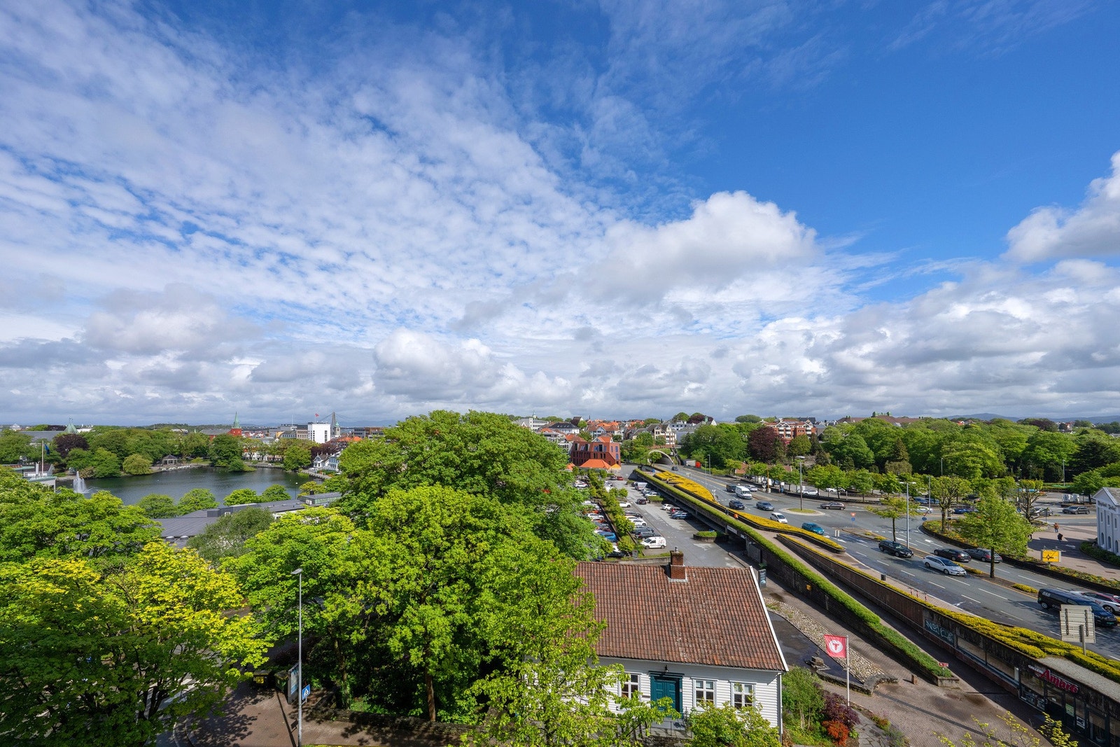 Her ser vi utsikten fra stuen - blant byens klart beste. Galleribilde