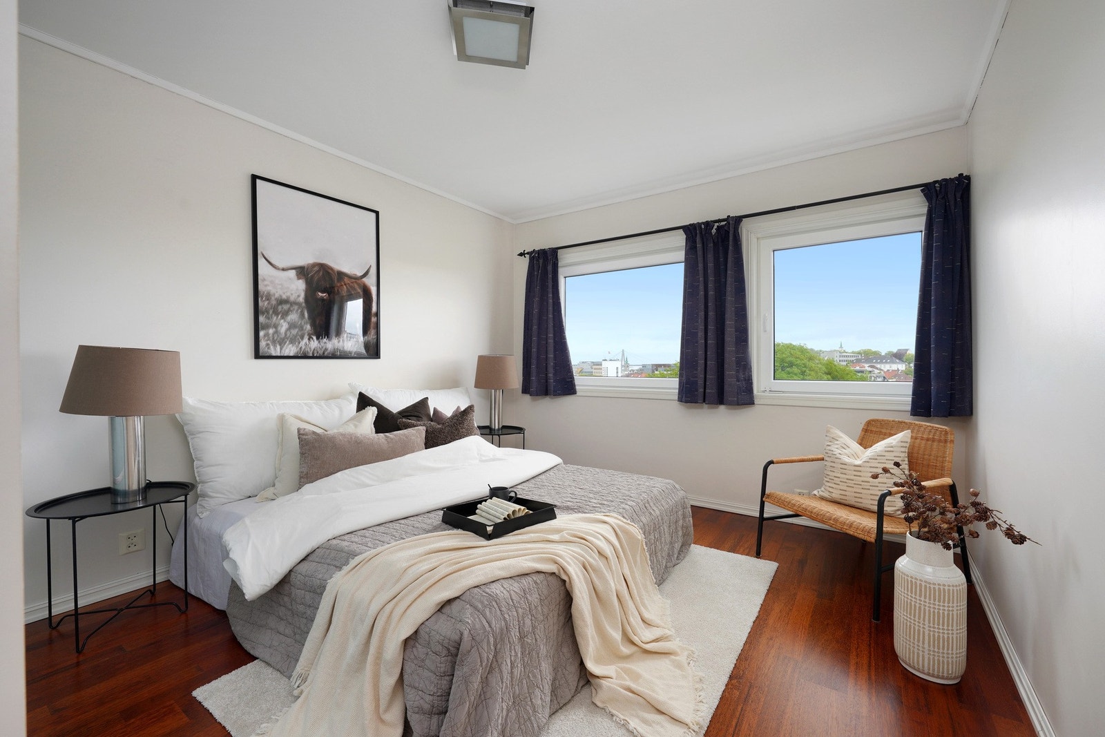 Hovedsoverom i boligen med utsikt mot byen. Galleribilde