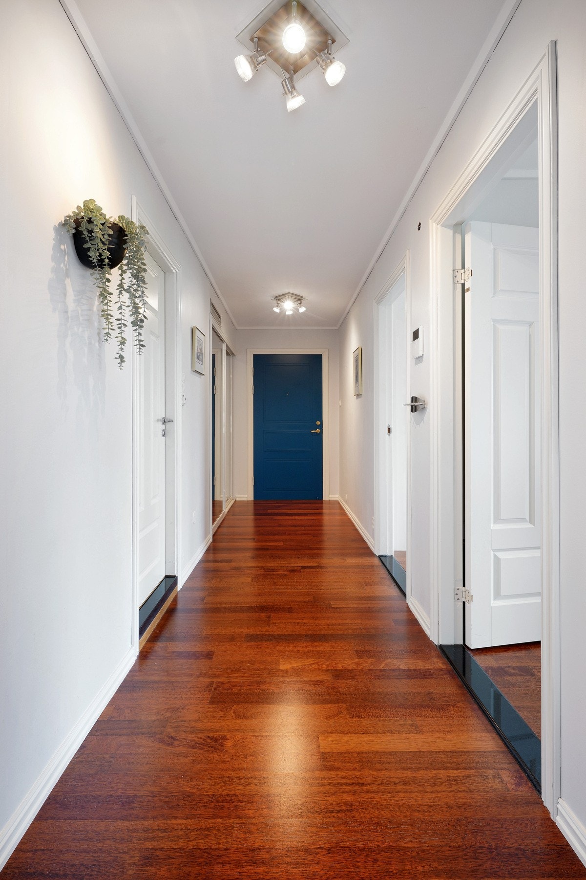 Entré med skyvedørsgarderobe. Her er det hyggelig å ønske gjester velkommen! Galleribilde