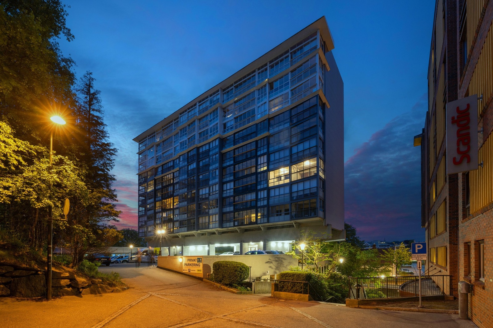 Beliggenheten så nært sentrum er en av boligens sterkeste sider. Det er også søndagsåpen butikk i u.etg (Joker) Galleribilde