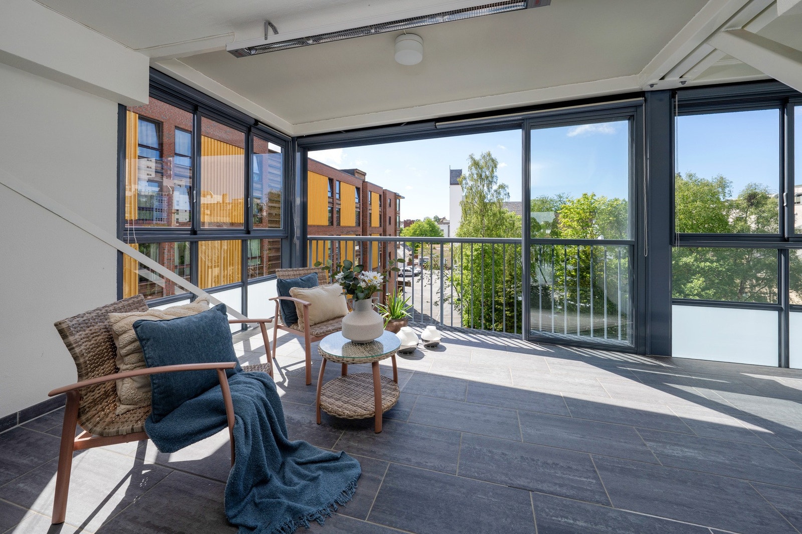 Leiligheten har en nydelig om meget romslig innglasset balkong. Galleribilde