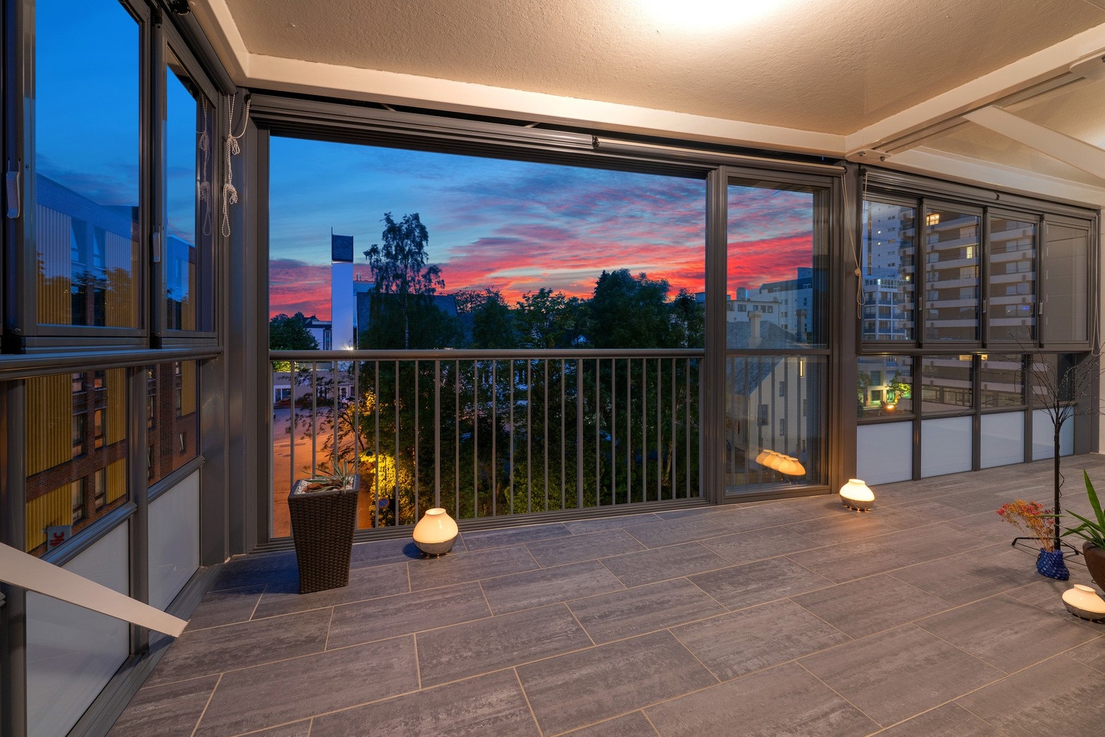 Balkongen er pent flisbelagt. Galleribilde