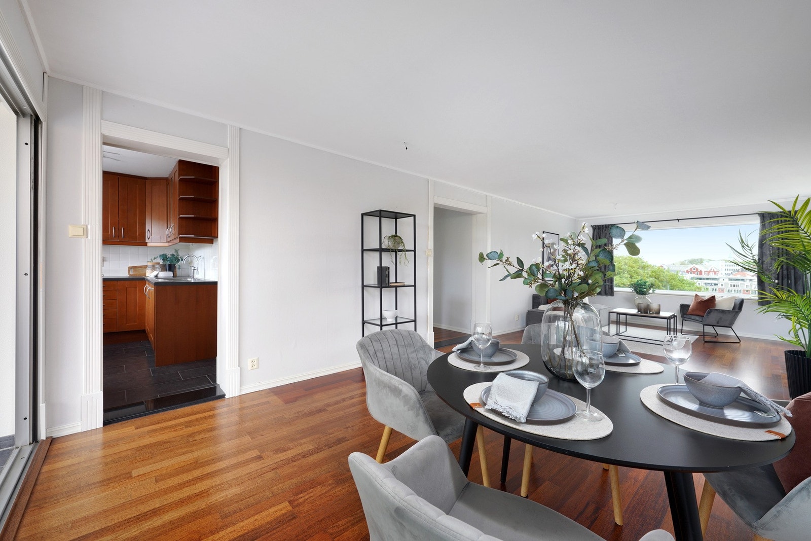 Stuen er gjennomgående med lys fra balkongen, og ikke minst stort vindu mot byen. Galleribilde