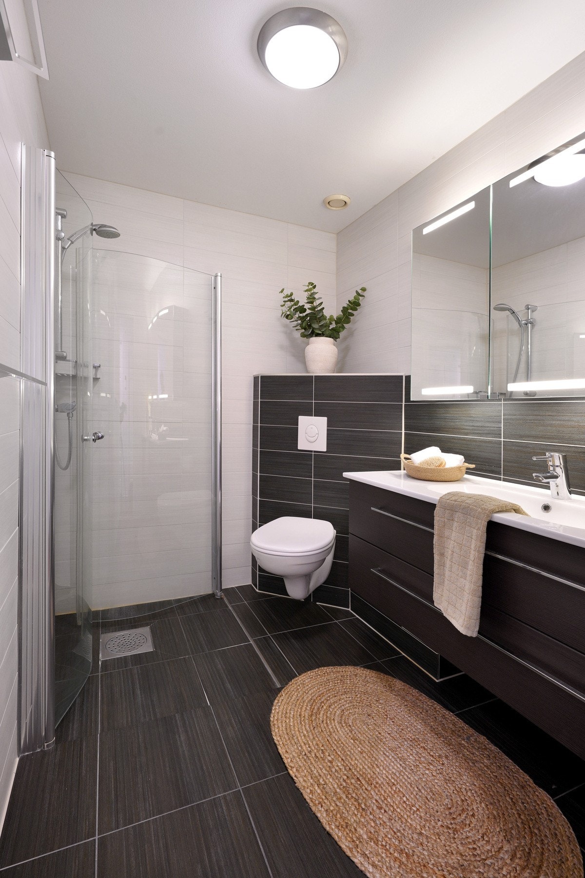 Pent bad fra 2011 - helfliset med varmekabler i gulv. Galleribilde