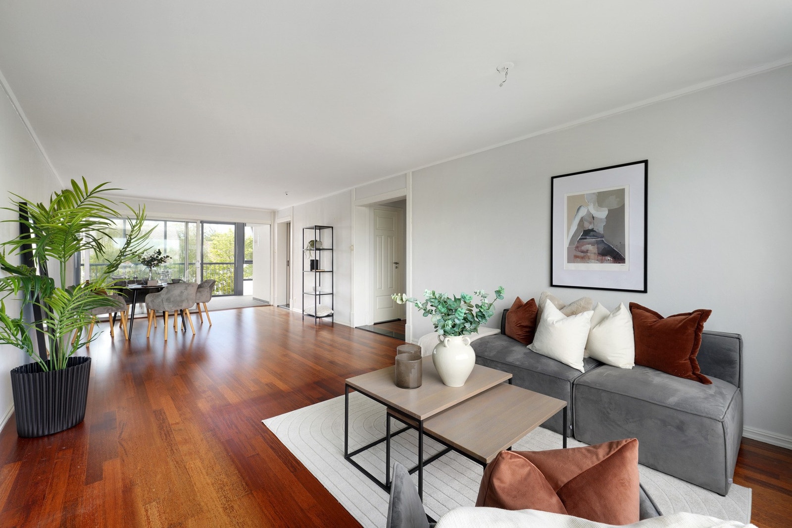 Her er vi inne i stuen. Lys og innbydende. Galleribilde