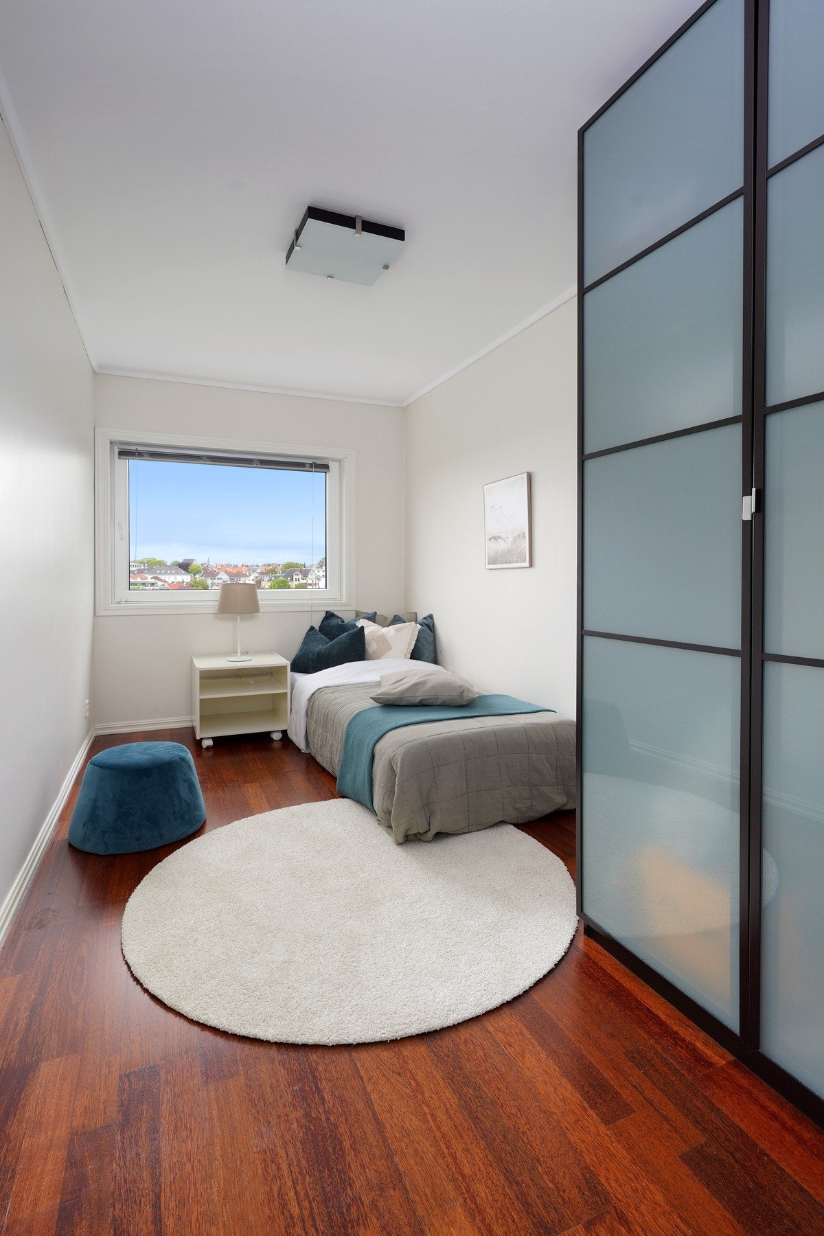 Soverom nummer to - også her er det garderobeskap. Galleribilde