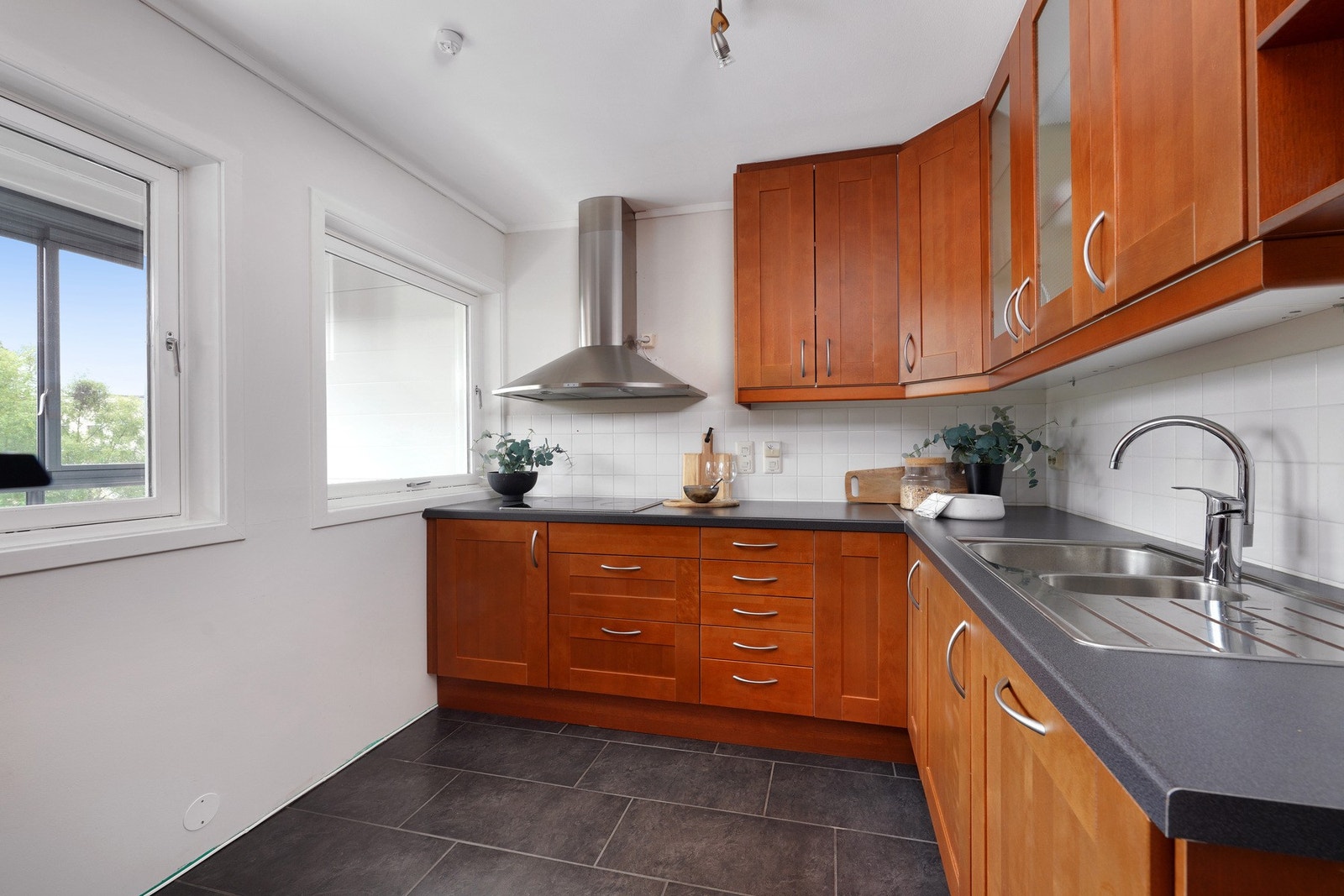 Kjøkken med alle hvitevarer integrerte. Galleribilde