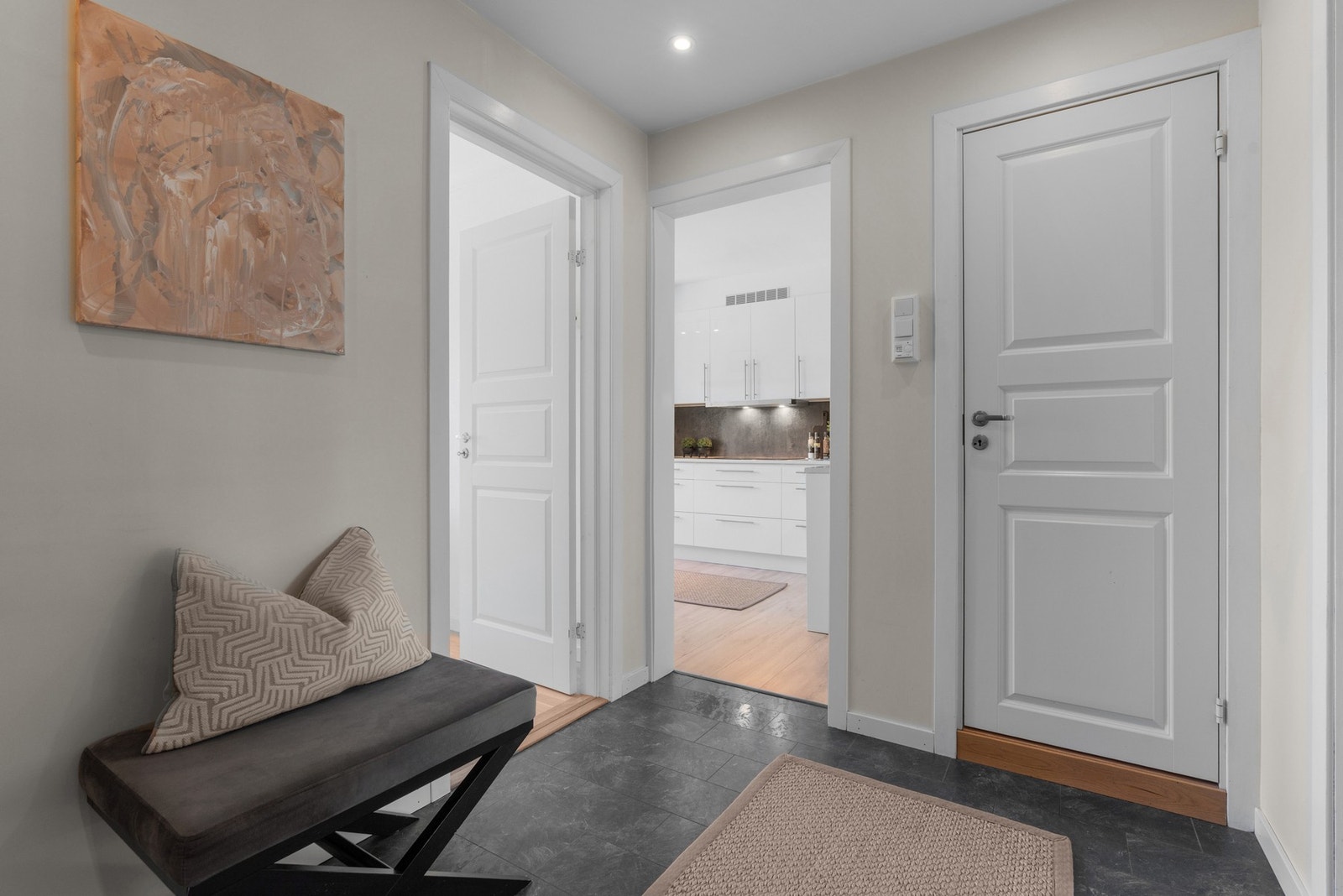 Praktisk gulv fra 2014/2015 i entrè. Galleribilde