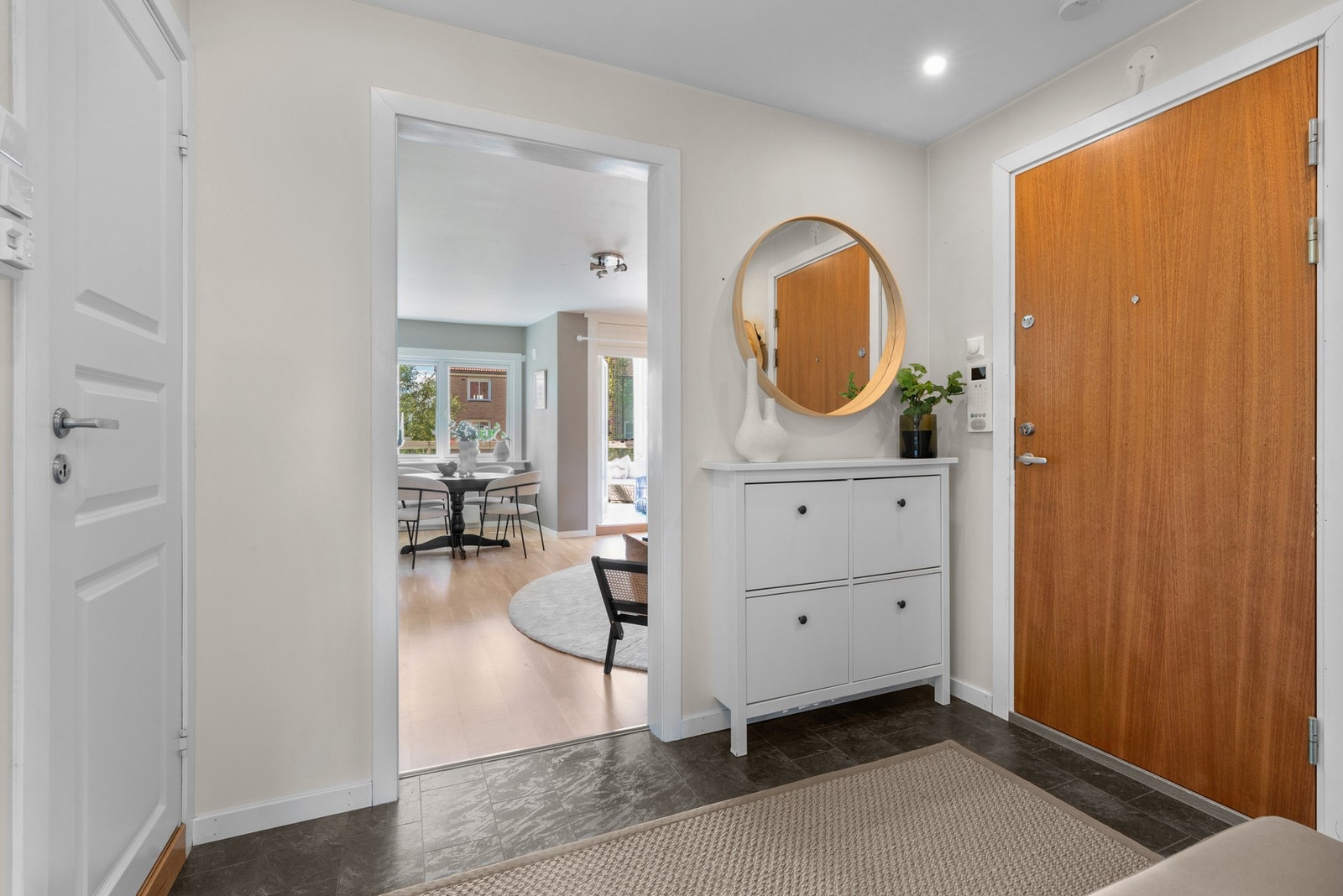 Lys og romslig entré med downlights og god plass til sko og yttertøy. Galleribilde