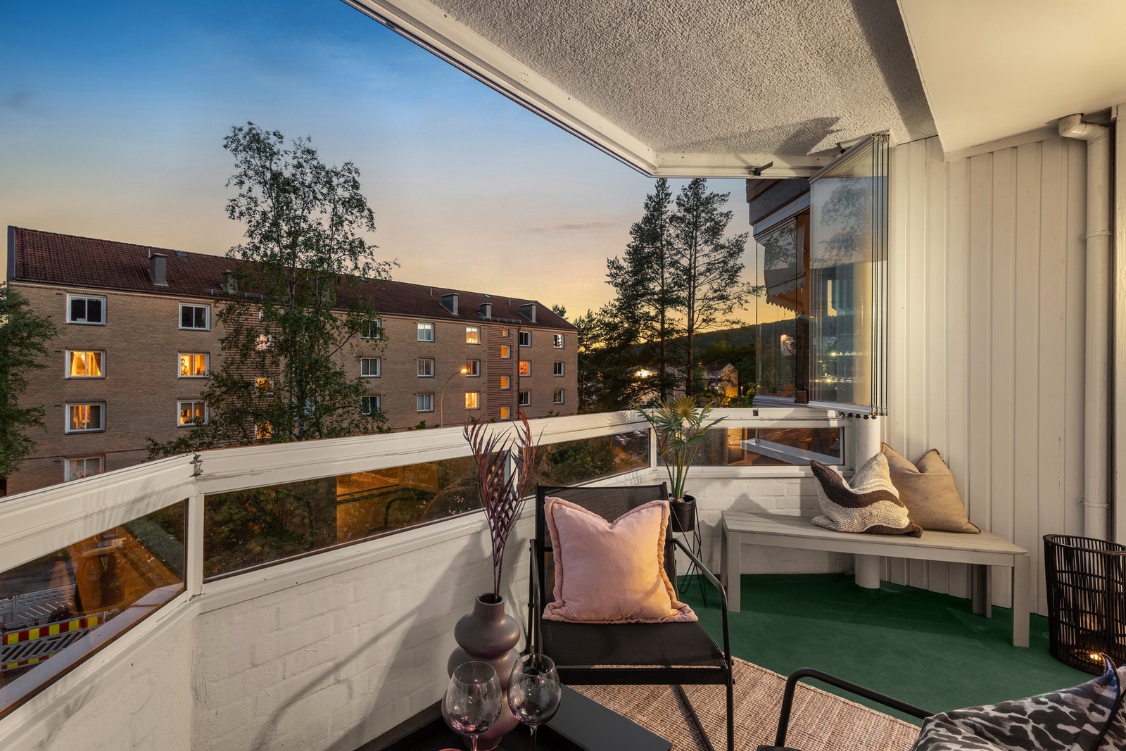 Innglassingen kan trekkes helt til siden for å slippe solen og luften inn. Galleribilde