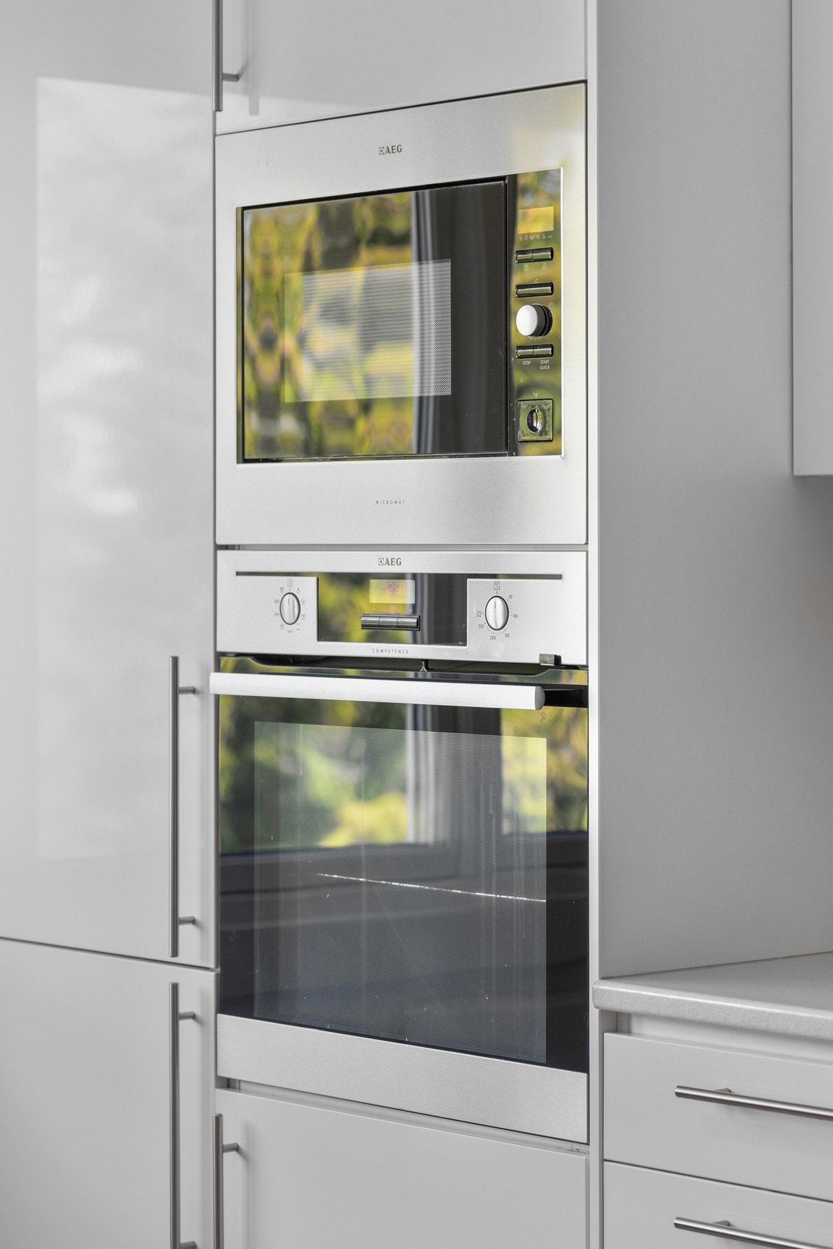 Rommet har integrerte hvitevarer, herunder både ovn, induksjonstopp, mikro, ventilator, oppvaskmaskin og kjøl/fryseskap. Galleribilde