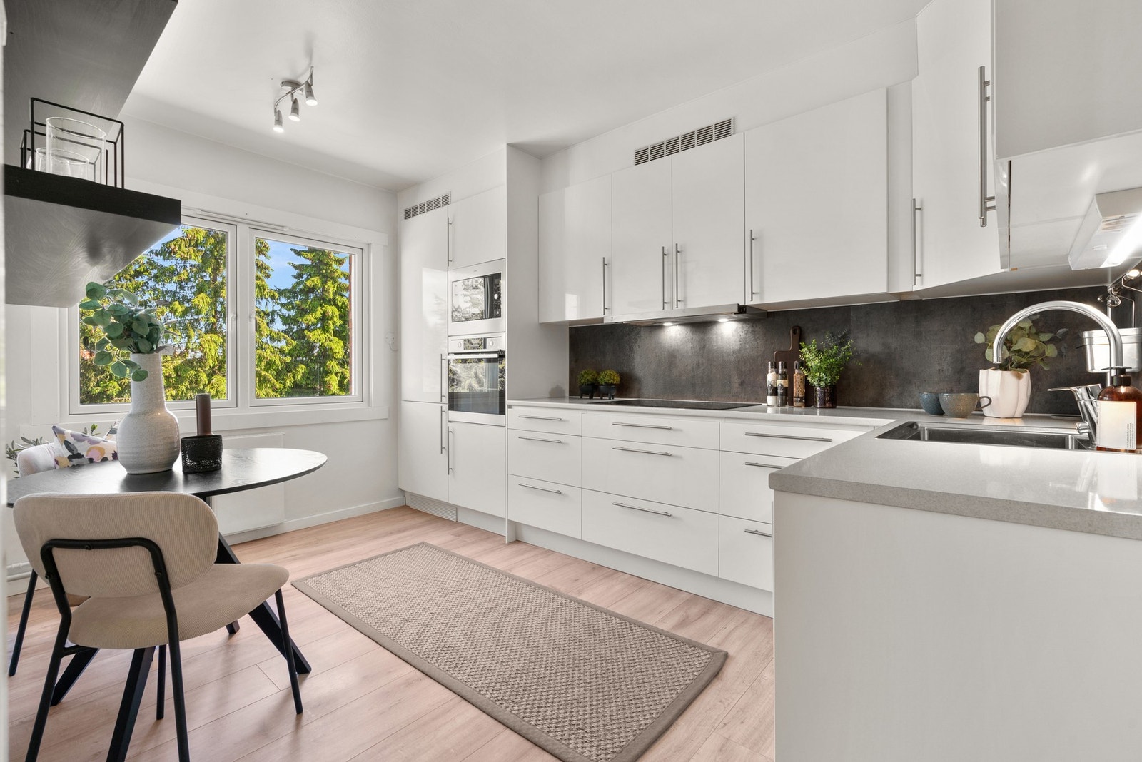 Det stilrene og romslige kjøkkenet fra 2017 har en moderne kjøkkeninnredning fra Sentrum Bygg. Galleribilde