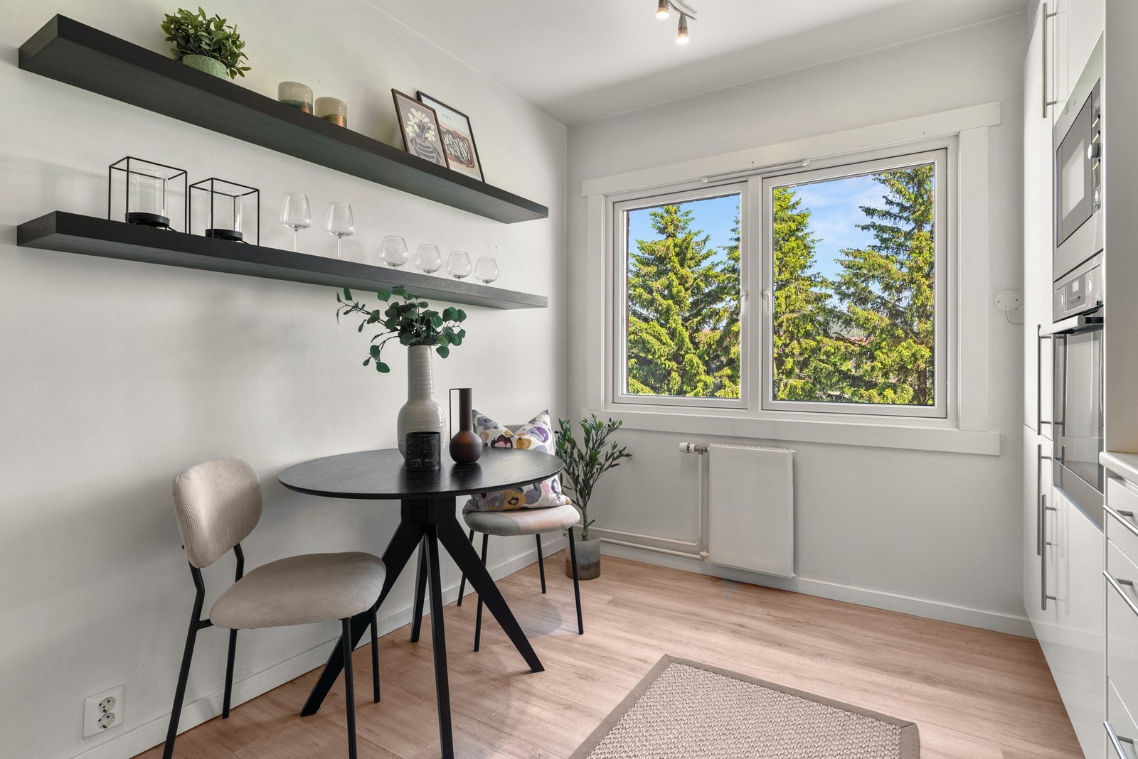 Gulvet ble byttet i 2018. Plass til et hyggelig frokostbord. Galleribilde