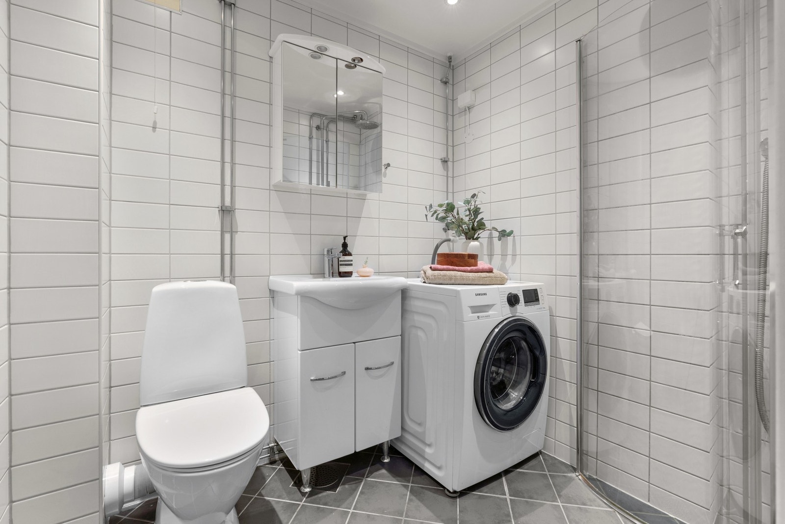 Boligen har et pent bad som ble totalrehabilitert i regi av borettslaget i 2007. Galleribilde